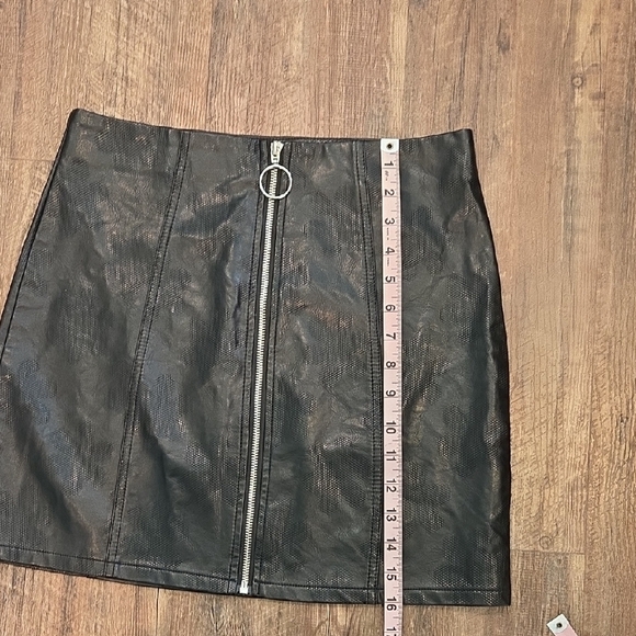 Shinestar Black Perforated Faux Leather Mini Skirt With Full Zipper Size S - Picture 9 of 10